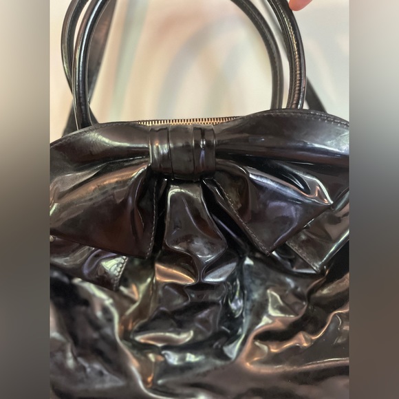 *VALENTINO GARAVANI Patent Black Bow Shoulder Bag. - Picture 2 of 4